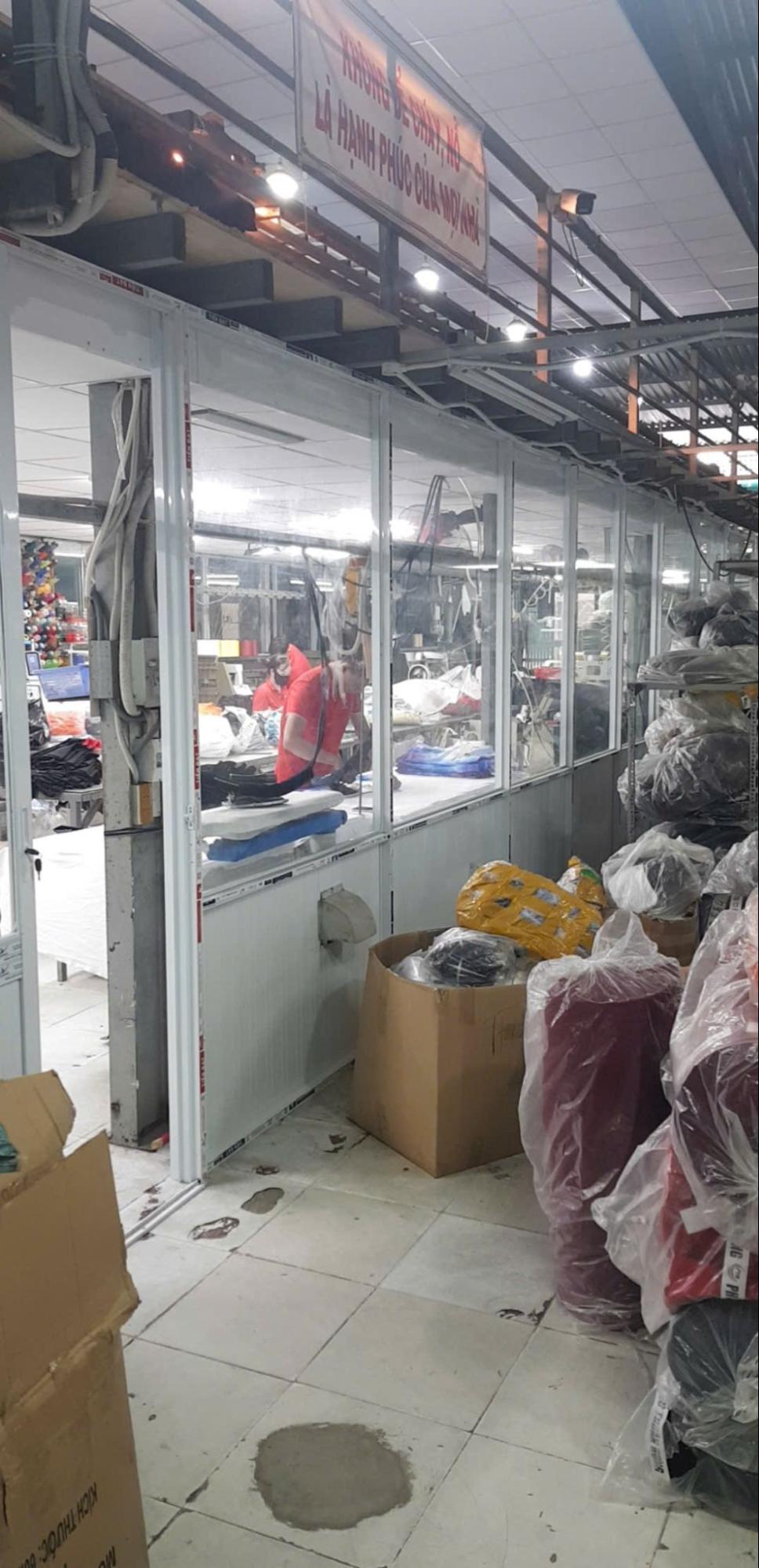 Công nhân đang may trong xưởng kín, không khí ngột ngạt thiếu oxy
