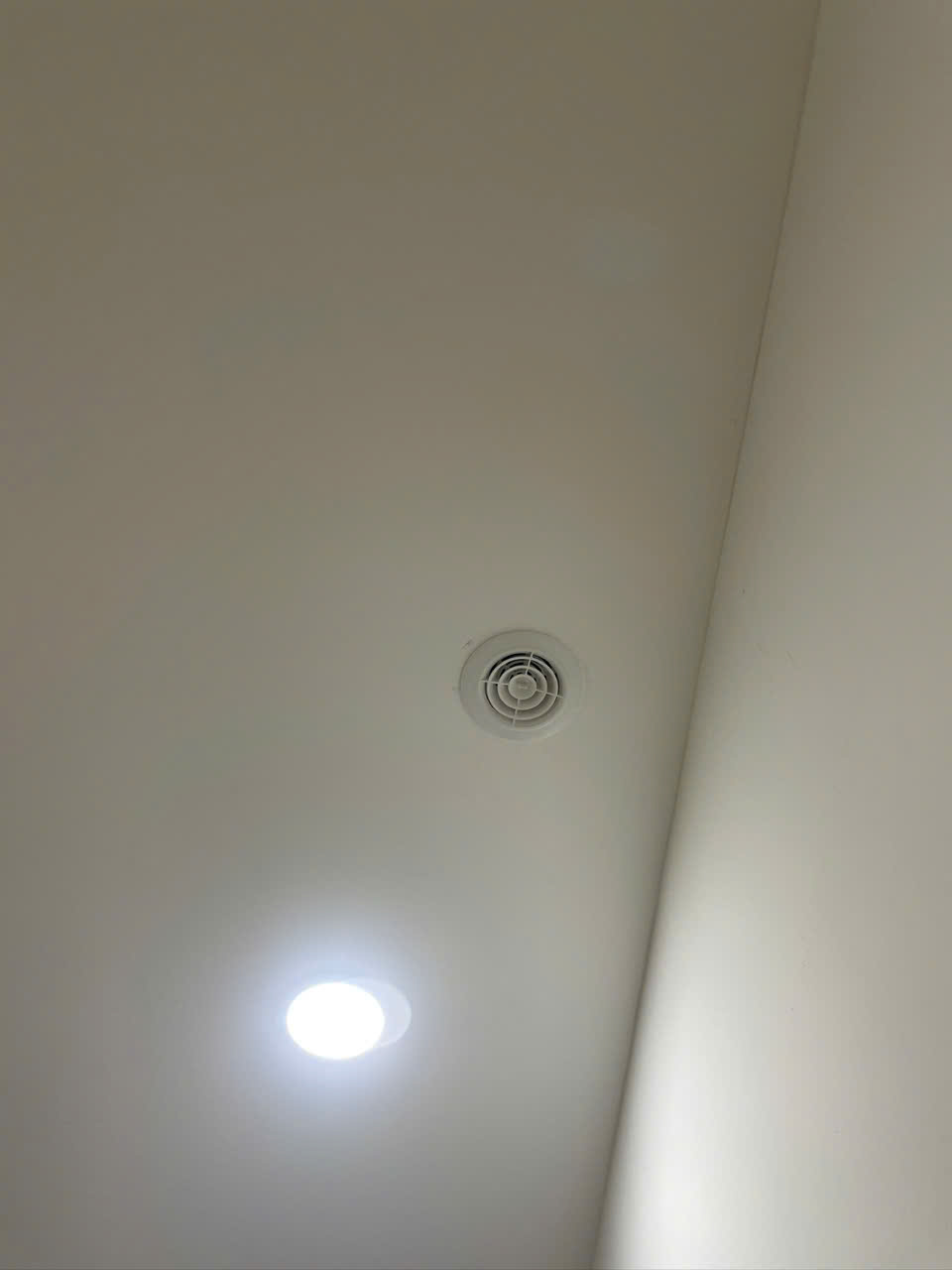 Lắp Máy Cấp Khí Tươi Văn Phòng Tầng Hầm Panorama Q.7 – TP AIR-N 84m², Hết Ngột Ngạt Tăng Năng Suất | Tiên Phong Trading Toàn cảnh văn phòng tầng hầm sau khi hệ thống cấp khí tươi đã hoàn thiện lắp đặt