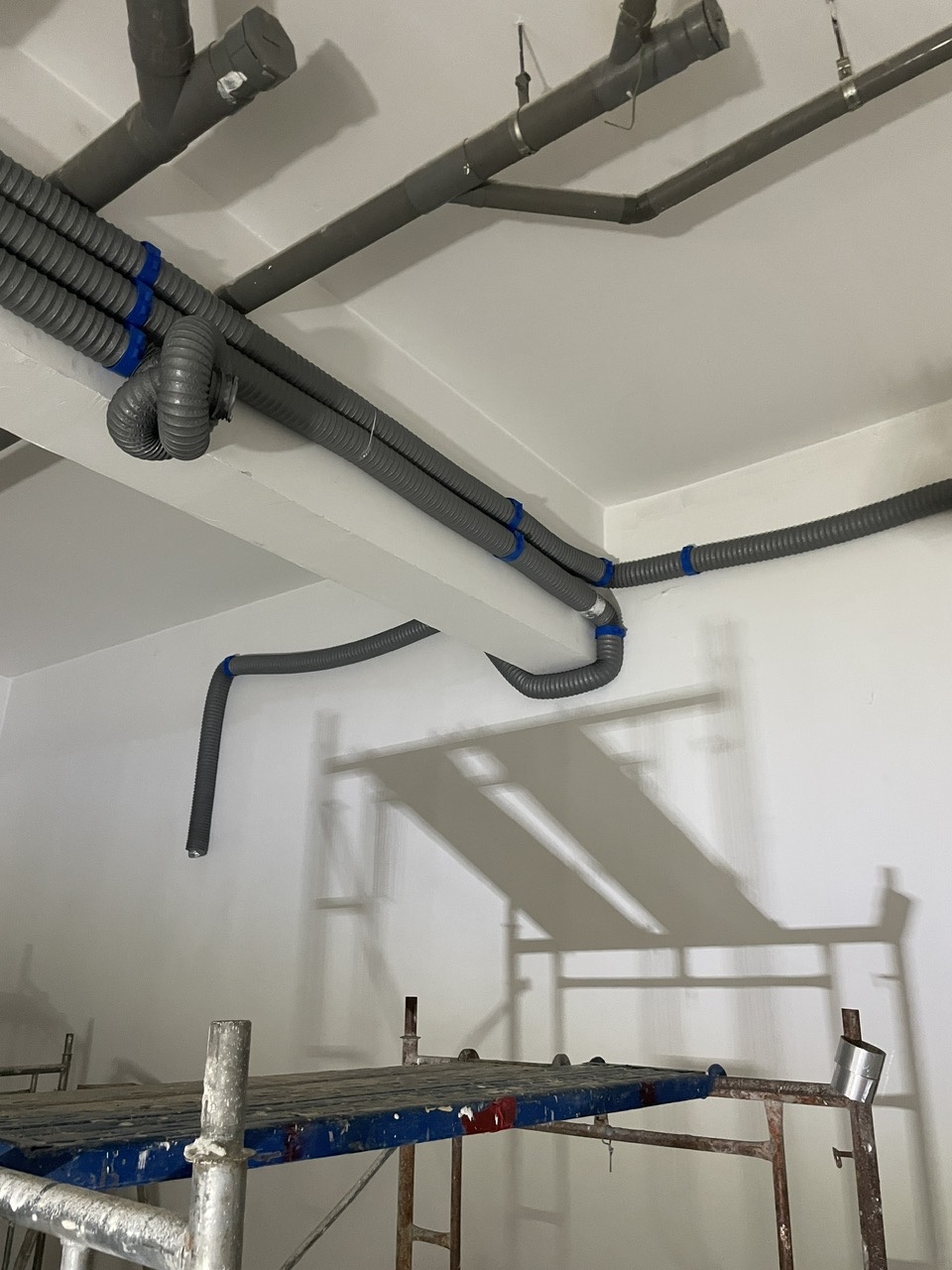 Lắp Máy Cấp Khí Tươi Văn Phòng Tầng Hầm Panorama Q.7 – TP AIR-N 84m², Hết Ngột Ngạt Tăng Năng Suất | Tiên Phong Trading Phần ống dẫn khí tươi thô đang được bố trí trong khoảng trần trước khi hoàn thiện