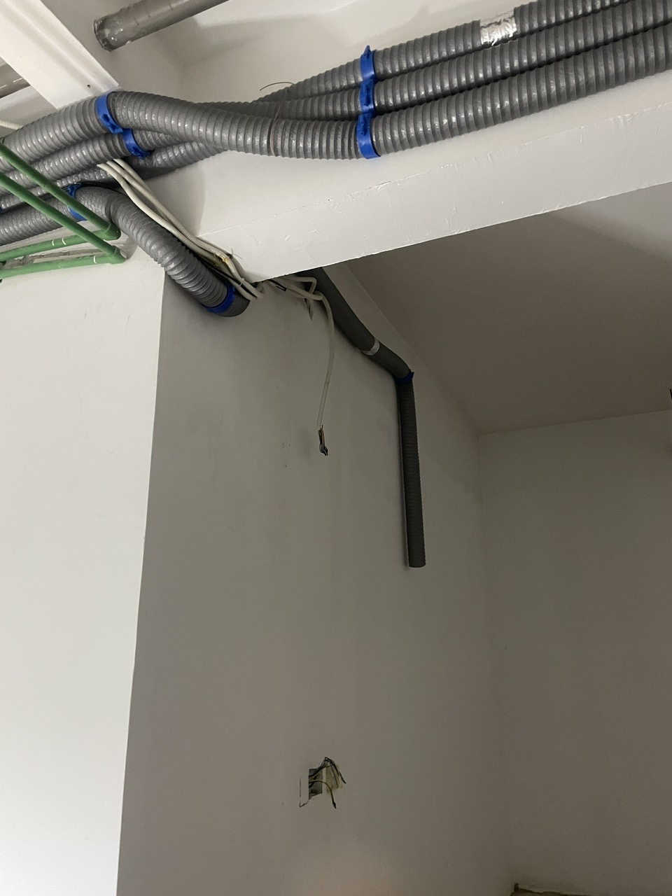 Lắp Máy Cấp Khí Tươi Văn Phòng Tầng Hầm Panorama Q.7 – TP AIR-N 84m², Hết Ngột Ngạt Tăng Năng Suất | Tiên Phong Trading Ống thổi khí tươi tròn được gắn chắc chắn vào khoảng trần trước khi bọc hoàn thiện