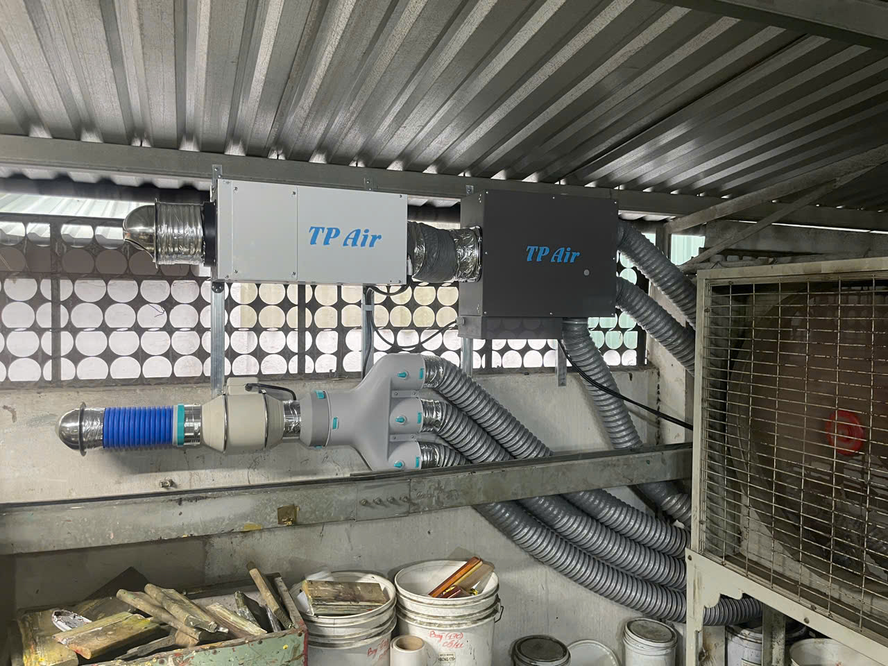 Hệ thống ống dẫn khí tươi và miệng thổi đã lắp hoàn thiện trên trần xưởng may áo thun