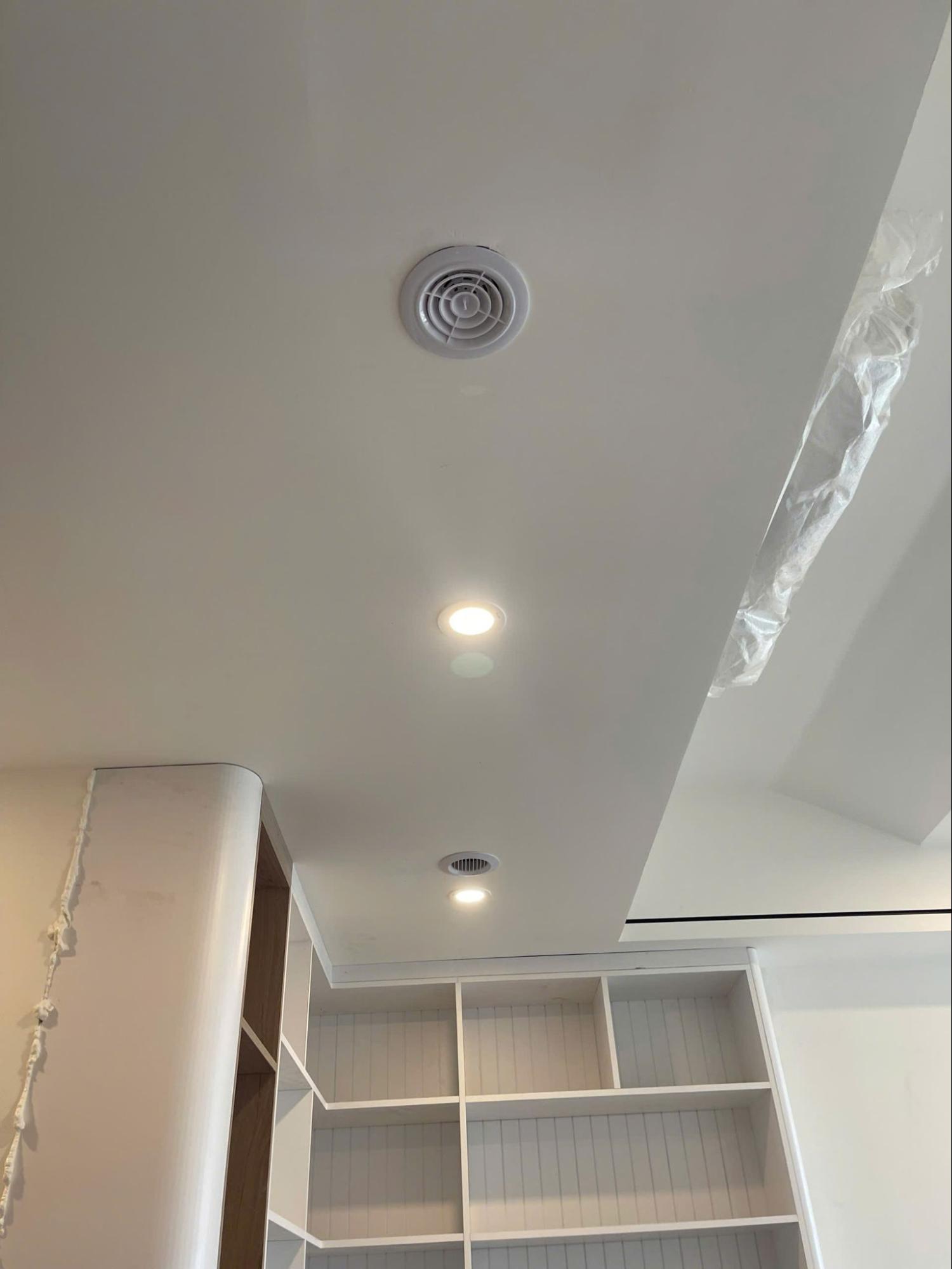 Lắp Máy Cấp Khí Tươi Căn Hộ Lumiere Boulevard Vinhomes Grand Park Q.9 – TP AIR-N Miệng thổi khí tươi âm trần đã hoàn thiện trong phòng ngủ căn hộ Lumiere Boulevard