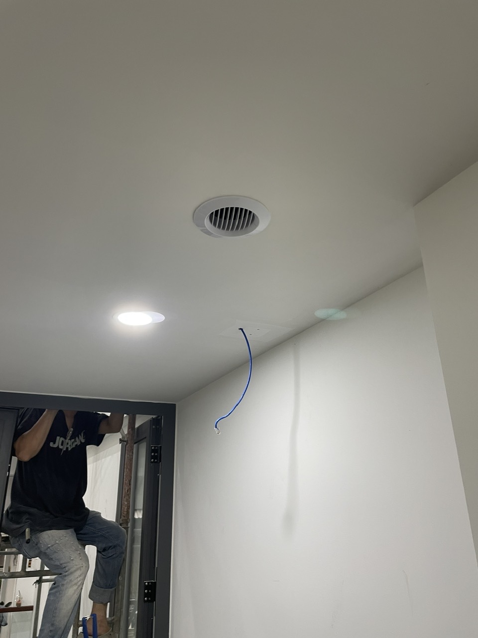 Miệng thổi khí tươi thiết kế âm trần hoàn thiện trong văn phòng tầng lửng Quận Tân Bình