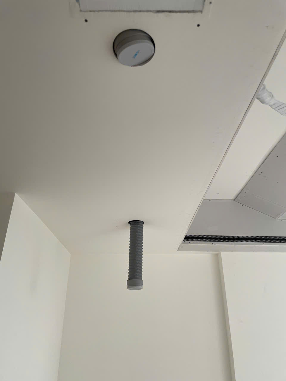 Lắp Máy Cấp Khí Tươi Căn Hộ Lumiere Boulevard Vinhomes Grand Park Q.9 – TP AIR-N Ống gió flex đã kéo qua tường logia vào trần trước khi hoàn thiện thạch cao