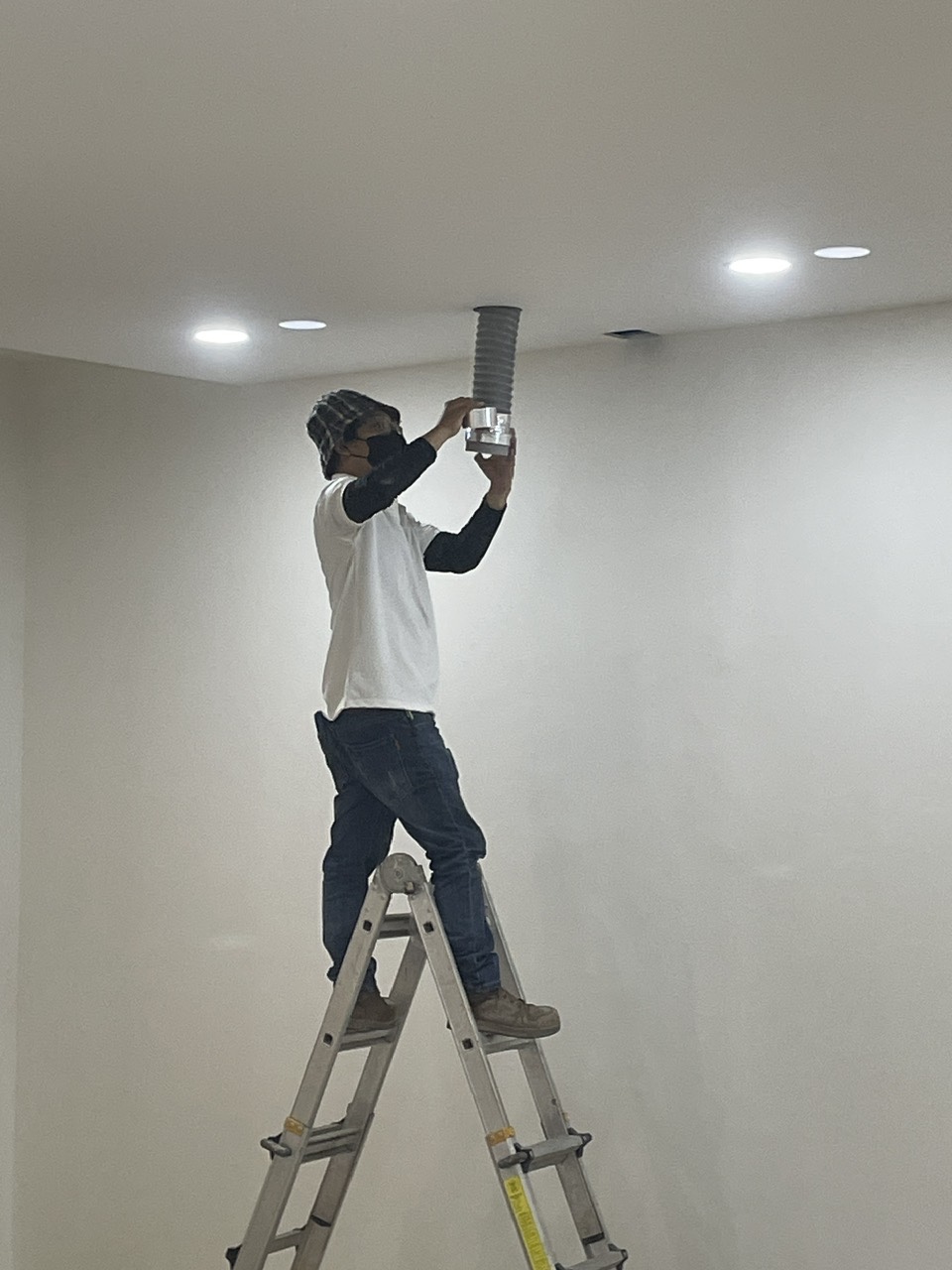 Lắp Máy Cấp Khí Tươi Căn Hộ Lumiere Boulevard Vinhomes Grand Park Q.9 – TP AIR-N Thợ đang lắp ống dẫn khí tươi vào trần nhà tại căn hộ Lumiere Boulevard