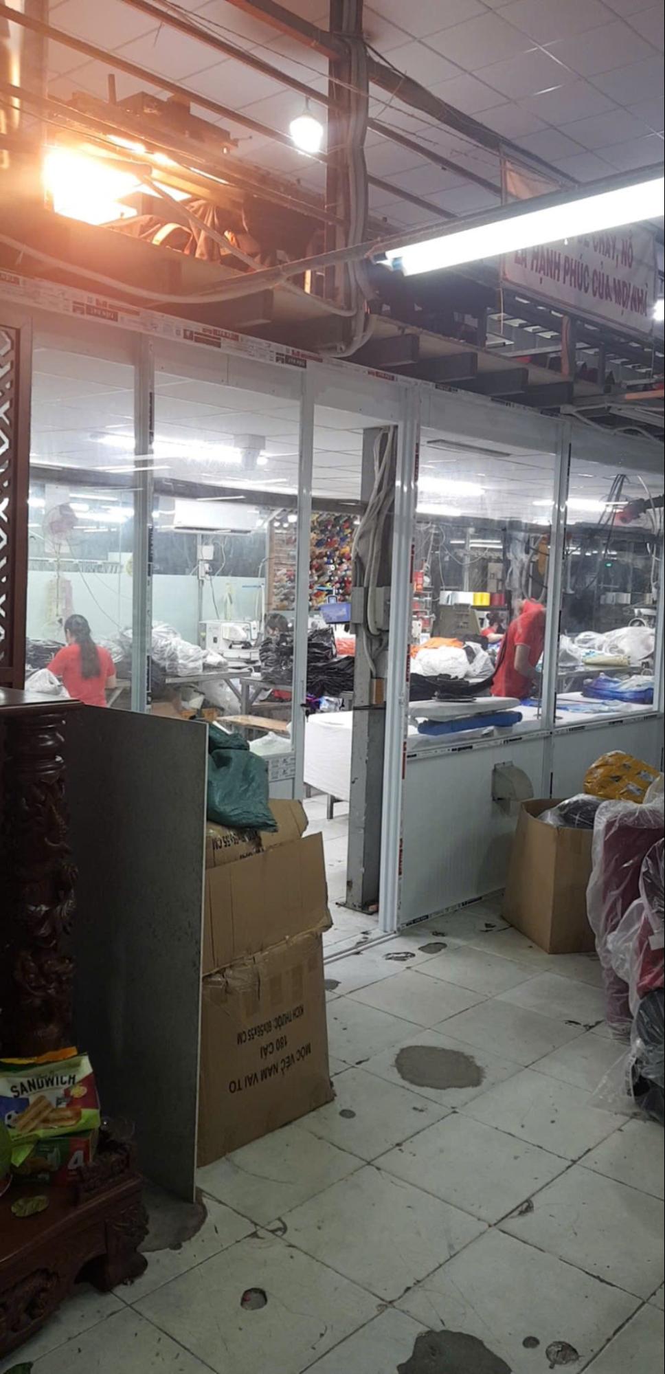 Xưởng may áo thun trước khi lắp đặt hệ thống cấp khí tươi — không gian kín gió